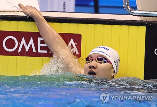Swimmer Lee Eun-ji receives cryotherapy for ‘frostbite’ at Jincheon Athletic Center…
